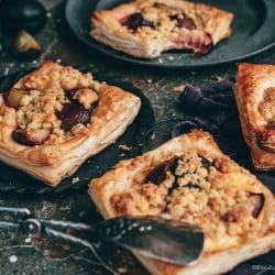 Rezept für ein einfaches Blätterteig-Gebäck. Pflaumen mit einer feinen Quarkcreme und knusprigen Streuseln - unwiderstehlich lecker und schnell für die Gäste gebacken!